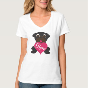 Carlin noir avec la maman dans le T-shirt de coeur