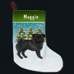 Carlin noir mignon caricature Chien Snowy Winter F<br><div class="desc">L'illustration originale de Destei d'un mignon chien de race Carlin couleur manteau noir. Le chien est placé dans une scène hivernale avec trois sapins verts et la chute de neige. L'arrière - plan est un dégradé bleu à blanc qui donne un aspect froid d'hiver. Il y a aussi une ligne...</div>