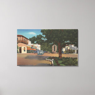 Carmel, CA - Street Scene met bomen en winkels Canvas Afdruk