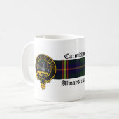 Carmichael Scottish crest and Tartan mok (Voorkant links)