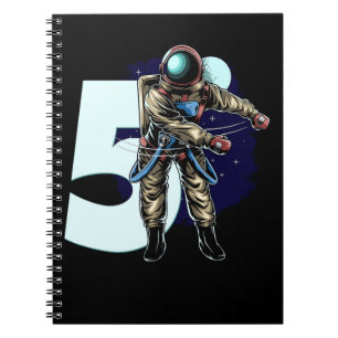 Carnet 01.5e Anniversaire Garçon astronaute flottant cin