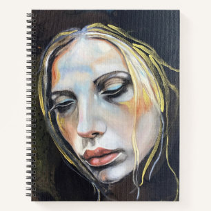 Carnet à couverture rigide d'une femme triste