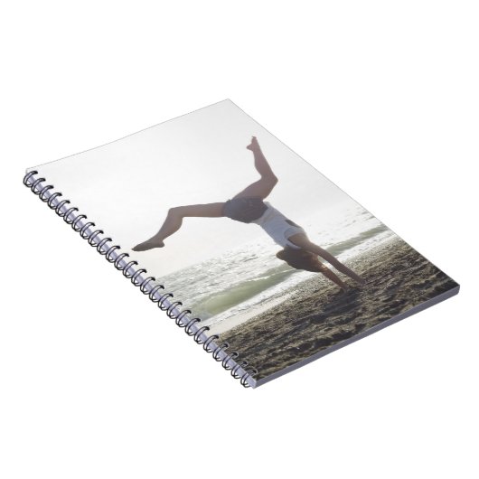 Carnet Adolescente fille fait un exploit de gymnastique, (Côté Droit)