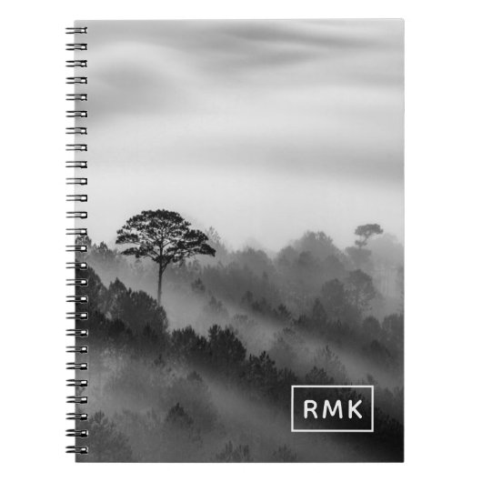Carnet Ajouter votre monogramme | Gros arbre dans la forê (Devant)