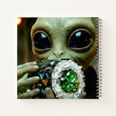 Carnet Alien drôle mangeant des nouilles Ramen monogrammé (Dos)
