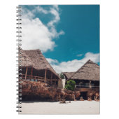 Carnet Ancien bungalow tropical en bois sur la plage, un (Devant)