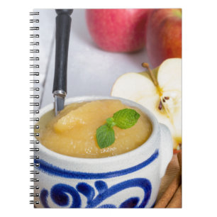 Carnet Applesauce à la cannelle dans un bol en grès