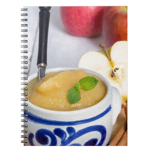 Carnet Applesauce à la cannelle dans un bol en grès (Devant)