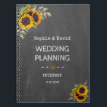 Carnet Aquarelle Sunflowers Chalkboard Wedding planner<br><div class="desc">Conception de carte rustique et romantique avec bouquets de tournesols aquarelle,  flèches avec les coeurs et tournesols comme diviseur,  le tout sur un vrai arrière - plan photo tableau de bord. Utilisez l'outil Personnaliser pour ajouter vos informations. Les articles correspondants peuvent être trouvés dans ma collection Rustic Sunflowers Chalkboard.</div>
