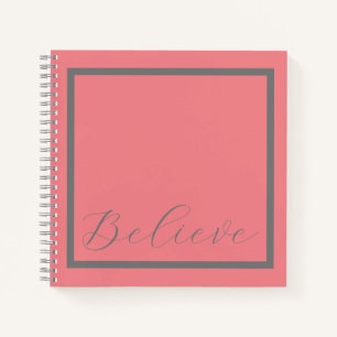 Carnet arrière - plan rose de script gris 'Believe'
