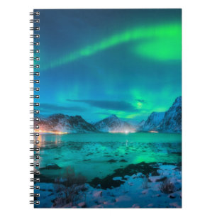 Carnet Aurora borealis sur la côte de la mer, montagne en