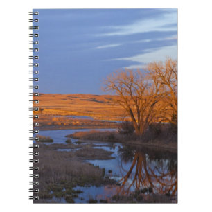 Carnet Baigné dans la lumière du coucher de soleil, la ri