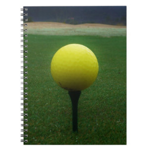 Carnet Bal de golf jaune sur un terrain de golf de montag
