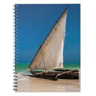 Carnet Bateau de pêche traditionnel sur la plage