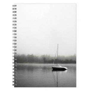 CARNET BATEAU NOIR ET BLANC SUR LE LAC