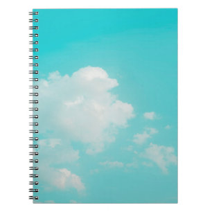 Carnet Beau ciel bleu et nuages avec lumière naturelle