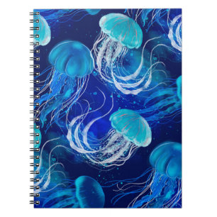 Carnet Beaucoup de méduses bleues nageant sous l'eau. Sea