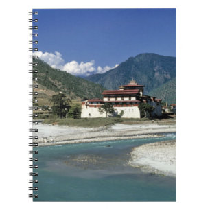 Carnet Bhoutan, Punaka. La rivière Mo Chhu coule au-delà