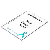 Carnet Bleu Lt / Ruban Turquoise Standard par Kenneth Yon (Côté gauche)
