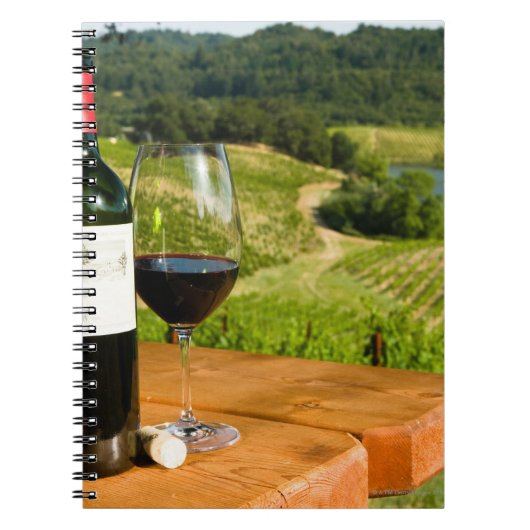 Carnet Bouteille de vin rouge et de verre sur la table (Devant)