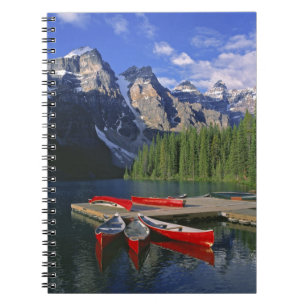 Carnet Canada, Alberta, lac Moraine. Des canoës rouges at