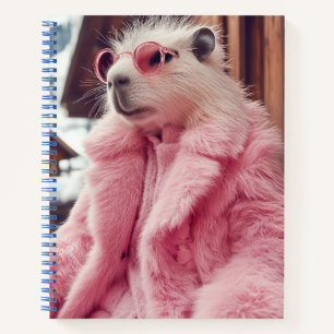 Carnet Capybara élégant en fourrure rose et lunettes de s