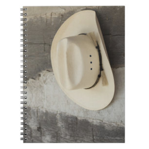 Carnet Casquette de cowboy accrochant sur le mur du