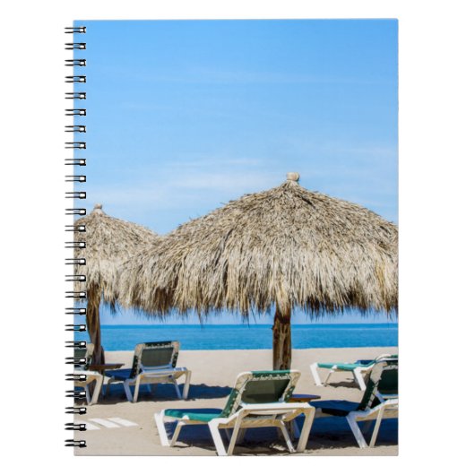Carnet Chaises longues et parapluies de chaume sur la (Devant)