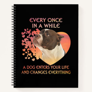 Carnet Chaque Fois Dans L'Atmosphère Pendant Que Le Chien