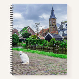 Carnet Chat dans le village de pêcheurs traditionnel