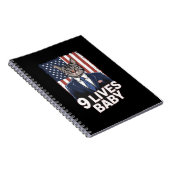 Carnet Chat dans une suite avec la coiffure Trump Drapeau (Côté Droit)