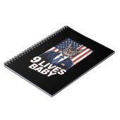 Carnet Chat dans une suite avec la coiffure Trump Drapeau (Côté gauche)