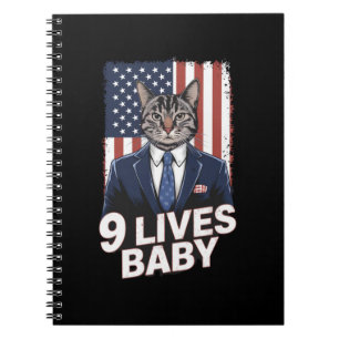 Carnet Chat dans une suite avec la coiffure Trump Drapeau