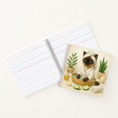 Carnet Chat est en spa avec la lumière des bougies (Intérieur)