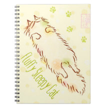 Chat somnolent pelucheux