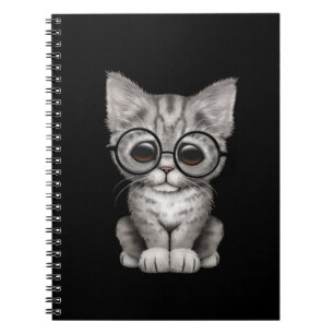 Carnet Chaton tigré gris mignon avec des verres d'oeil,