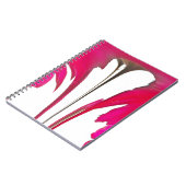 Carnet Chic rouge extraordinaire rose sous le ciel blanc. (Côté gauche)