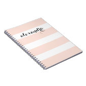 Carnet Chic rougissent les rayures roses avec votre nom (Côté Droit)