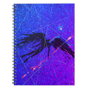 Carnet Chiffre à ailes foncées volant à travers l'espace