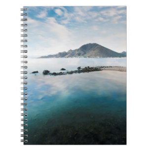 Carnet Ciel bleu nuageux se reflétant dans le lac