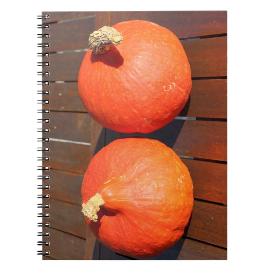 Carnet Citrouilles sur une table en bois (Devant)