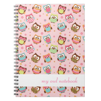 Carnet coloré mignon de hiboux (s'est levé)