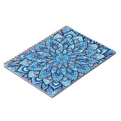 Carnet Conception de mandala au crayon de couleur bleue, (Côté gauche)