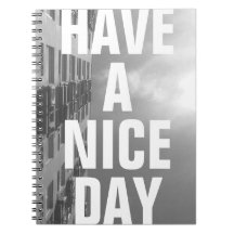 Construction et ciel avec mots