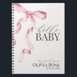 Carnet Coquette Rose Bow Girl Baby Gift Ma première année<br><div class="desc">Élevez votre baby shower avec ce Décor Coquette Pink Bow Party! Ce design intemporel ajoute une touche d'élégance et de charme à tout événement, avec un arc magnifiquement ouvragé orné de délicates teintes roses. Cette collection impressionne vos invités et crée des souvenirs durables et est parfaite pour ajouter un peu...</div>