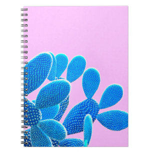 Carnet Couleur bleu cactus sur arrière - plan rose. Mode,