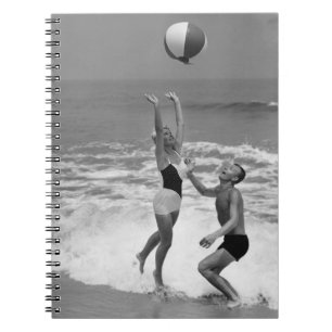 Carnet Couples jouant avec un Beachball