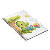 Carnet Crocodile Mignon Lisant Sous un Arbre (Côté Droit)