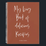 Carnet Cuisine de script en terre cuite moderne Recette C<br><div class="desc">Ce livre de recettes à la mode présente une mise en page minimale avec l'arrière - plan de pastel en terre cuite branché, script blanc pour "Mon grand livre de recettes délicieuses" et votre texte ou nom de choix. Customisez ce journal de recettes pour vous ou offrez-le comme cadeau pour...</div>