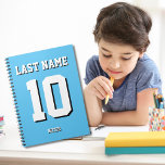 Carnet Custom Light Blue Nom Sports Jersey Numéro<br><div class="desc">Le nom,  le nombre et l'ombre portée sont personnalisables afin que vous puissiez rendre un carnet sportif à la fois utile et unique et correspondant aux couleurs de votre équipe sportive préférée ou de la décoration de la chambre. Arrière - plan bleu clair.</div>